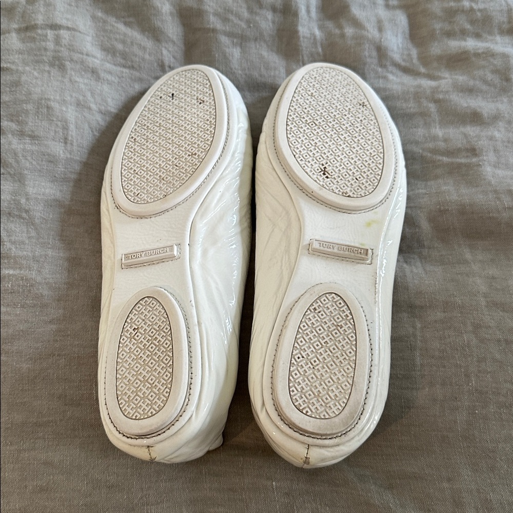 Tory Burch White Patent Leather Minnie Travel Ballet Flats - Picture 2 of 3